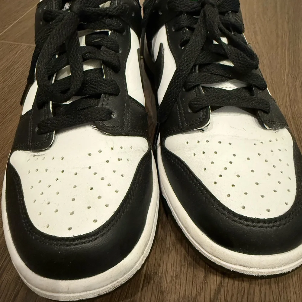 Nike Black and White Sneakers Classic Dunk Style - Picture 6 of 8